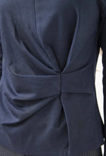 Cuerpo azul marino recogido